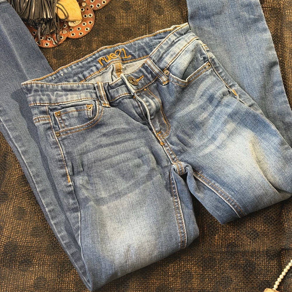 Girls Slim-fitting Rue-21 Mid Rise Jeggings.  Mid blue wash. Size 0.